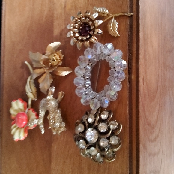 Vintage Brooch Set with Gold and Crystal Accents - Picture 8 of 8